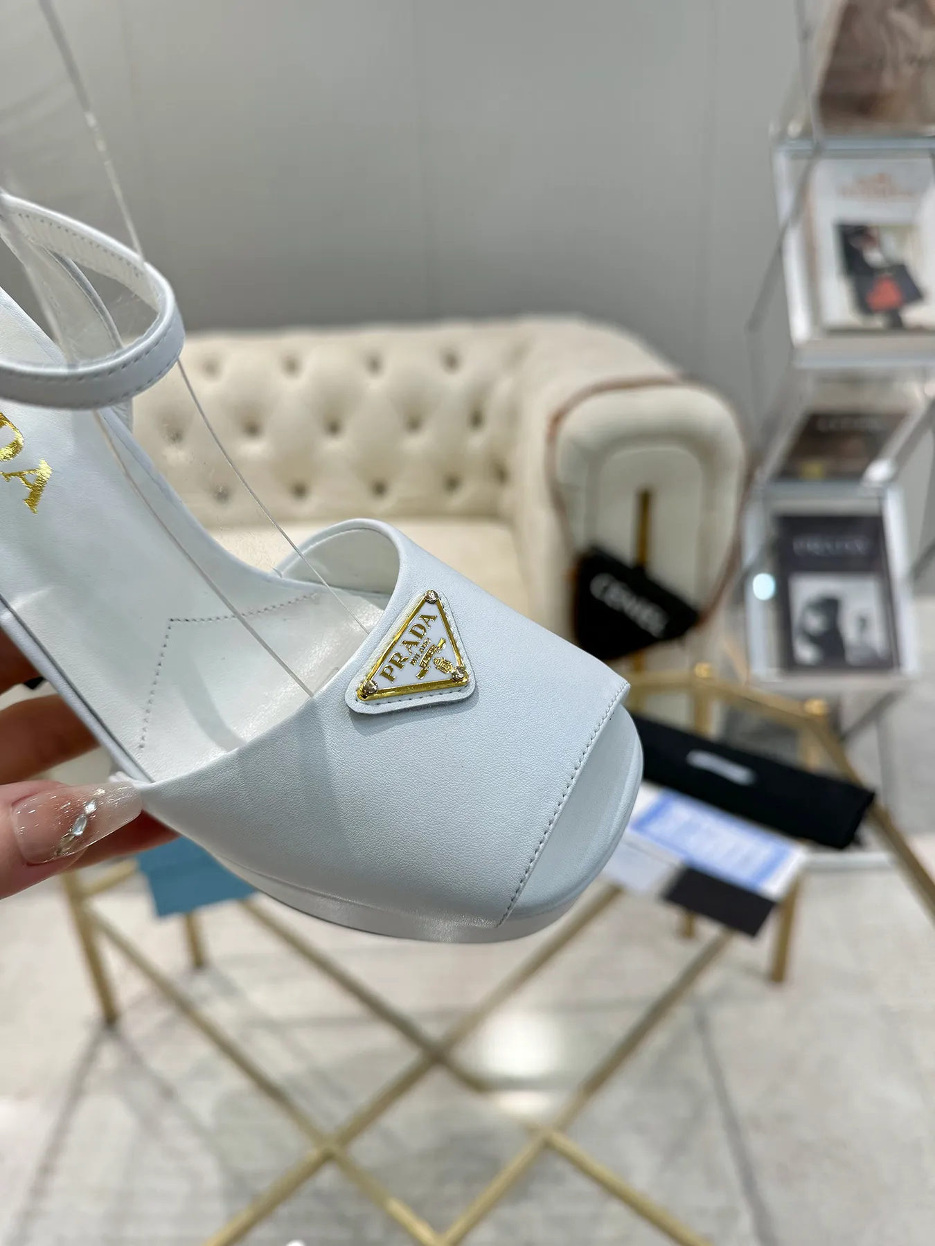 👟👟Ex-factory price 600👟👟 (imitation leather bottom-20) New arrival 👉Ready stock👈Remove the original board and make a 1:1 replica‼ ️The highest version ✅ Prada's early spring catwalk hot style 😘The latest spring style Thick heel square toe water platform series (genuine leather outsole) (simulated leather sole) A must-have for goddesses Super beautiful on the feet 👉The upper is made of imported original calfskin, soft and textured Inner + foot pads Imported sheepskin lining, breathable and comfortable Private model water platform Heel Water platform 4M Heel height 13M Code number 35M-39M (34 40 41 42 43 is custom-made and cannot be returned or exchanged)